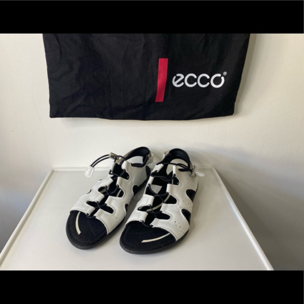 NWOT  ECCO Bluma Toggle Women’s Adjustable White Leather Sandals size 8/39